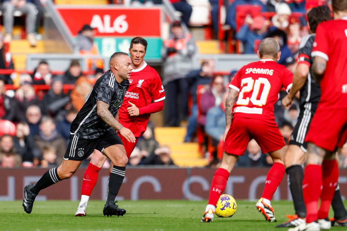 Bogdan Lobonț, „bombardat” de legendele lui Liverpool pe Anfield
