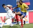 Bănel Nicoliță, în duel cu Jhon Viafara. Imagine din amicalul Columbia - România 0-0, din 27 mai 2006 / Sursă foto: Imago Images