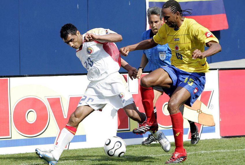 Bănel Nicoliță, în duel cu Jhon Viafara. Imagine din amicalul Columbia - România 0-0, din 27 mai 2006 / Sursă foto: Imago Images