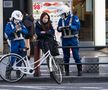 Doi polițiști amendează o biciclistă