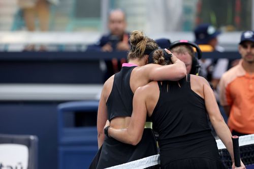 Aryna Sabalenka și Paula Badosa îmbrățișându-se la finalul meciului / Foto: Imago Images