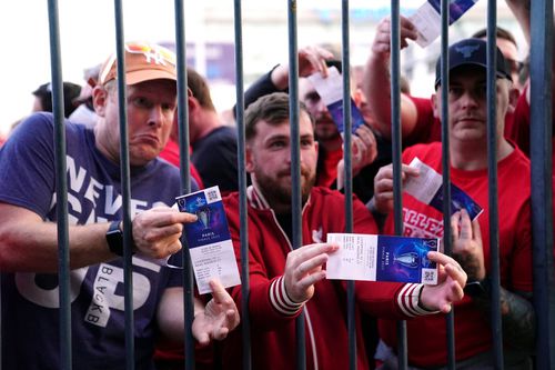 Sute de fani ai lui Liverpool au fost prinși în haosul de la porțile arenei din Paris / Foto: Imago