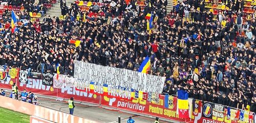 Bannerul afișat de fani în peluză / Foto: Gazeta Sporturilor