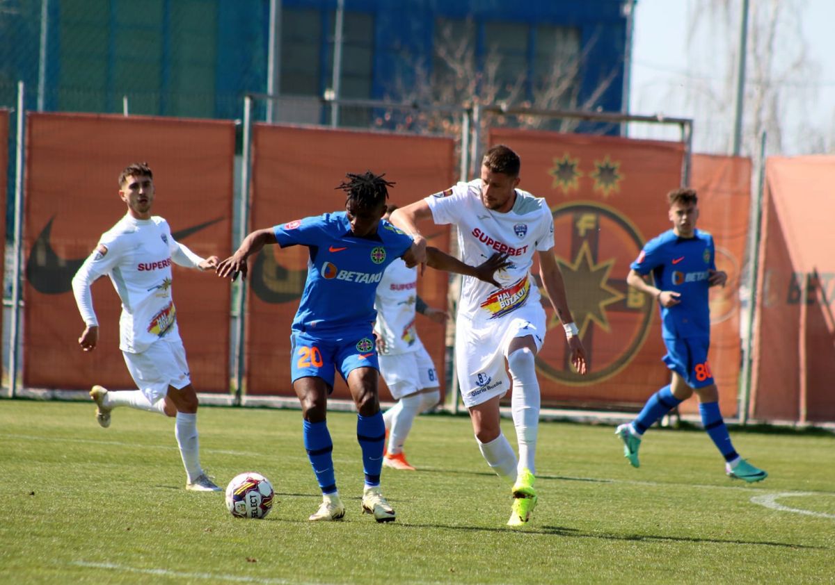 FCSB, doar egal cu Gloria Buzău » Chiricheș a revenit pe teren cu banderola pe braț + Găselniță în atac: cine a jucat lângă Miculescu și Tavi