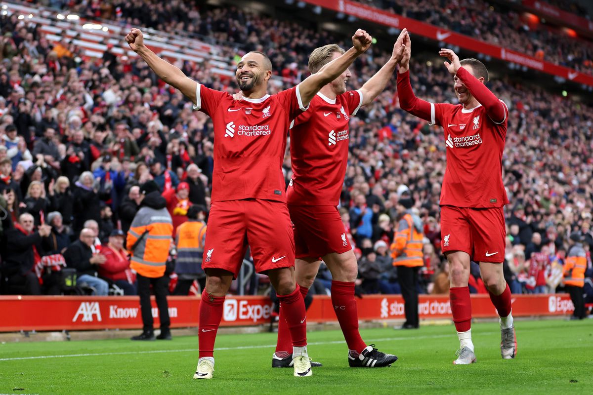 Bogdan Lobonț, „bombardat” de legendele lui Liverpool pe Anfield