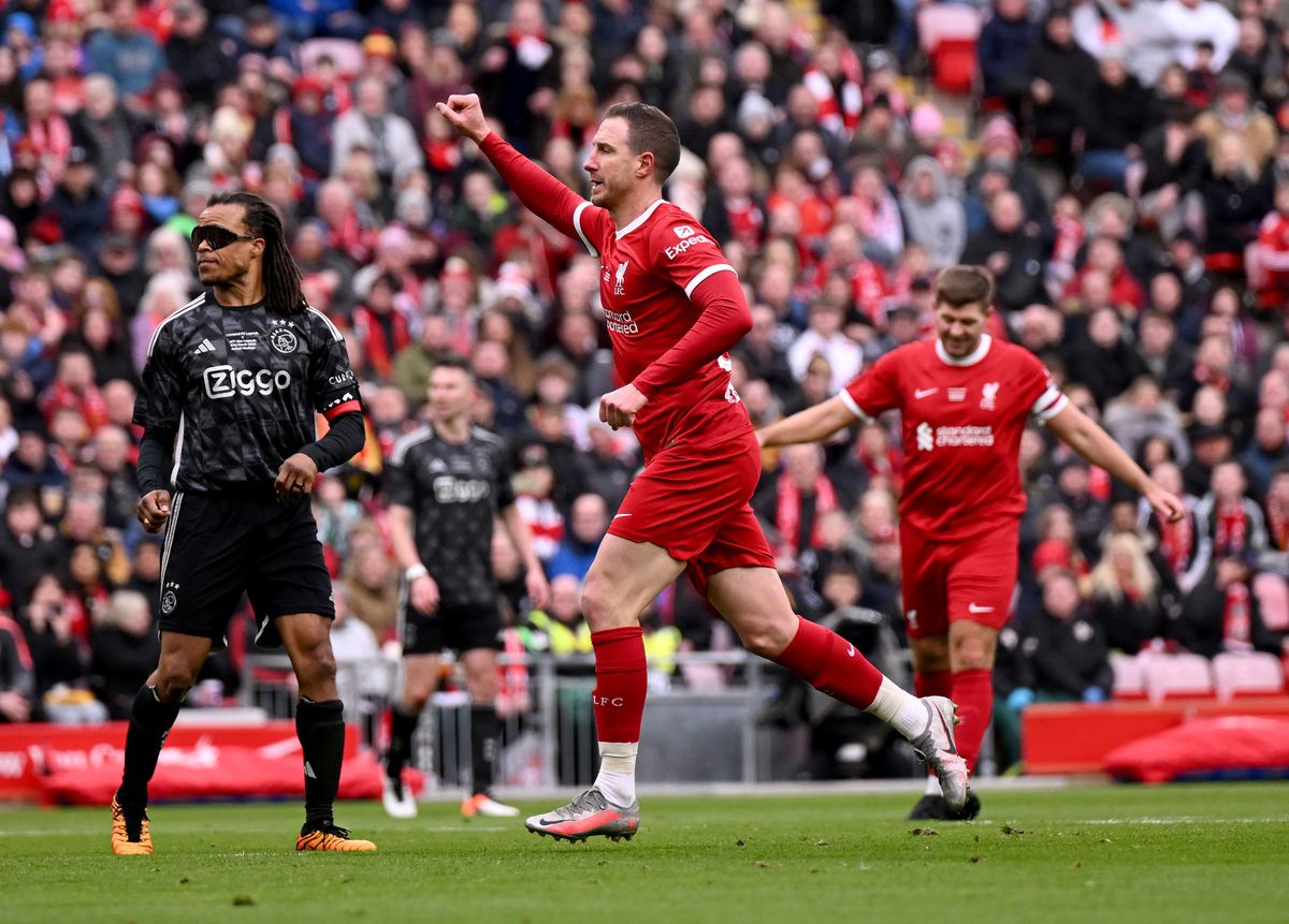 Bogdan Lobonț, „bombardat” de legendele lui Liverpool pe Anfield