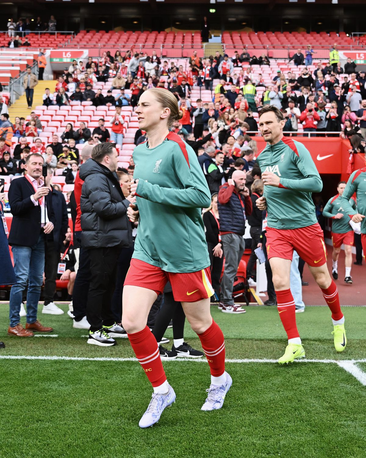 Prima femeie care joacă un meci pentru echipa masculină a legendelor lui Liverpool