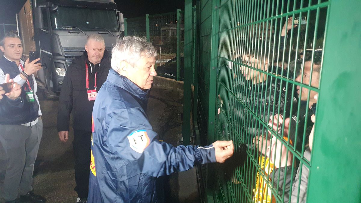 Imagini în oglindă la 14 ani distanță » Același gard, alt selecționer: Mircea Lucescu le-a făcut pe plac fanilor, care au primit cadouri