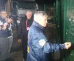Imagini în oglindă la 14 ani distanță » Același gard, alt selecționer: Mircea Lucescu le-a făcut pe plac fanilor, care au primit cadouri