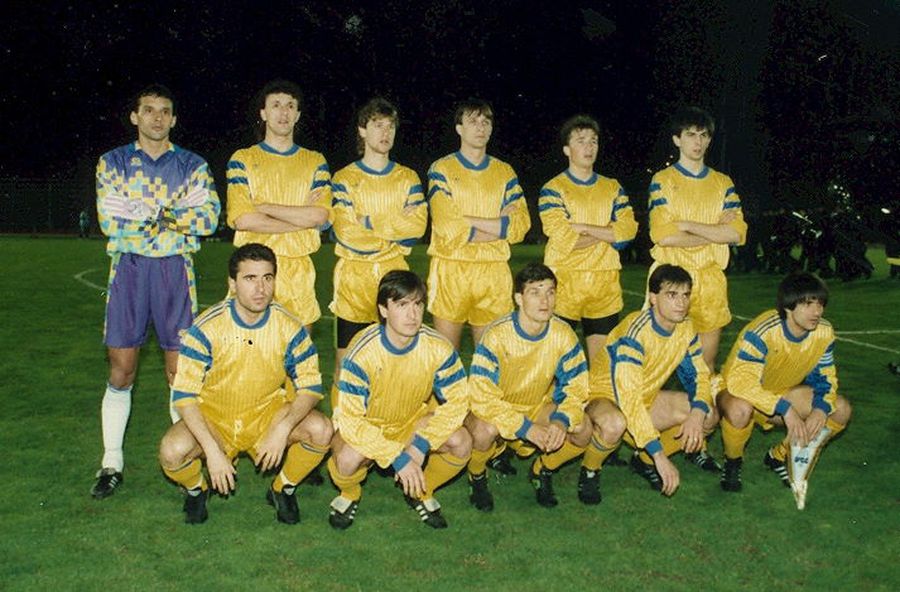 Naționala României la partida cu San Marino din 1991, la Serravalle. Foto: fsgc.sm Agentul imobiliar a scris istorie cu România și mizează pe o surpriză imensă în San Marino: „N-am cum să uit! Acum e momentul!” + Amintiri cu Hagi: „Nu-mi venea să cred!”