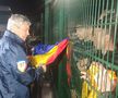 Imagini în oglindă la 14 ani distanță » Același gard, alt selecționer: Mircea Lucescu le-a făcut pe plac fanilor, care au primit cadouri