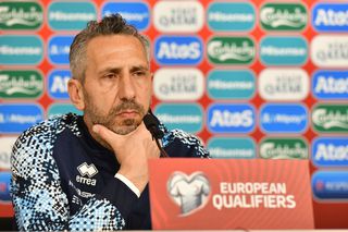 „Veniți să mai luați un Compagno!” » Selecționerul lui San Marino a profitat în conferință și a făcut un îndemn către cluburile din România