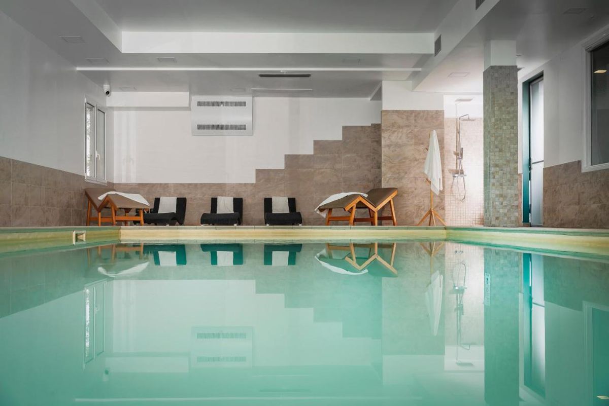 Cât costă cazarea „tricolorilor” la singurul hotel cu SPA din San Marino + Cum arată vestiarul României pe miniarena națională