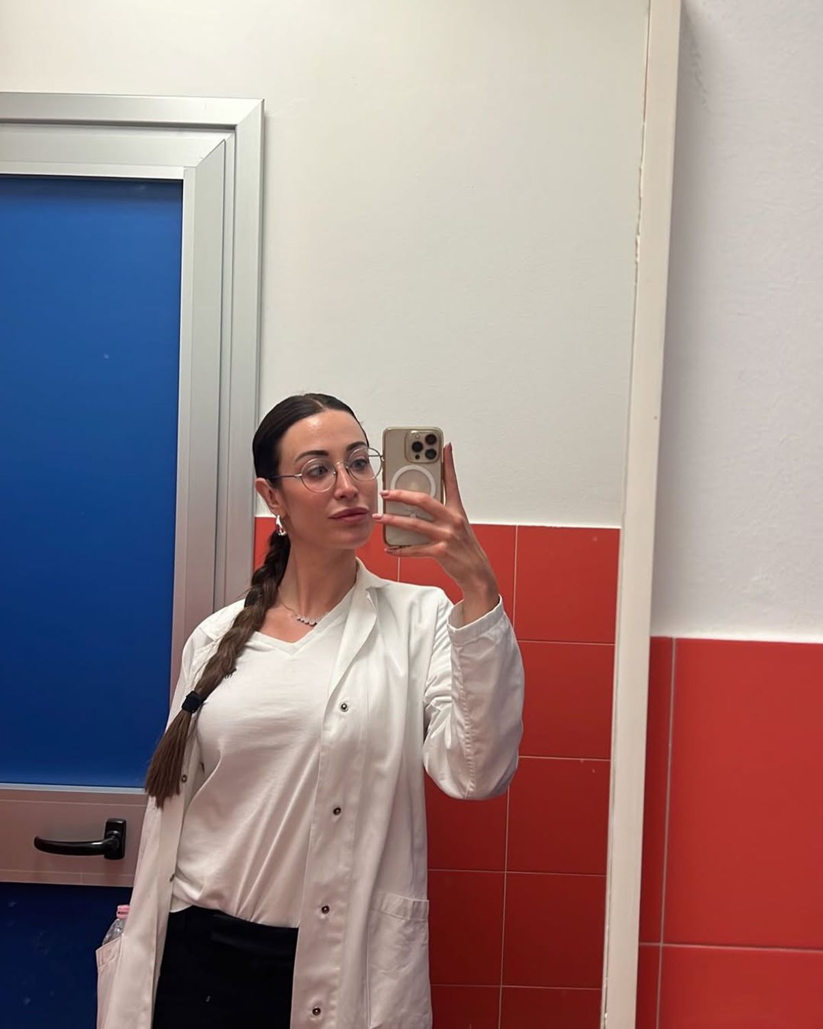 Anna a devenit doctoriță cu acte în regulă și a sărbătorit cu soțul fotbalist: „Nu știam dacă voi termina examenele la timp! Femeilor, visați măreț!”