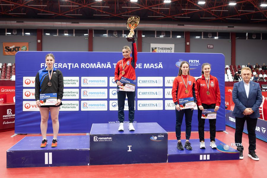 Bernadette Szocs pe prima treaptă a podiumului alături de Bianca Mei-Roșu și de Andreea Dragoman și Andreea Clapa FOTO FRTM Nu are rivală! Bernadette Szocs a devenit campioană națională pentru a șaptea oară la rând în proba de simplu