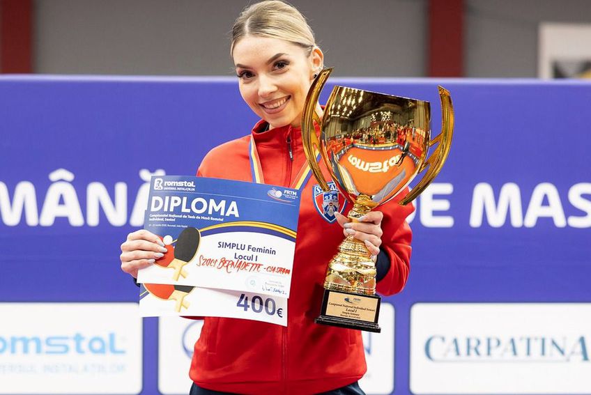 Bernadette Szocs zâmbind de pe prima treaptă a podiumului FOTO FRTM