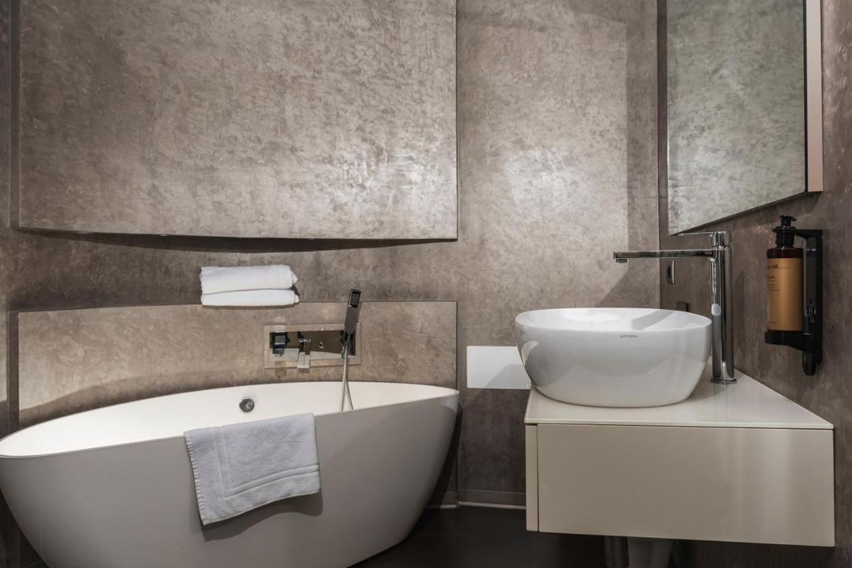 Cât costă cazarea „tricolorilor” la singurul hotel cu SPA din San Marino + Cum arată vestiarul României pe miniarena națională