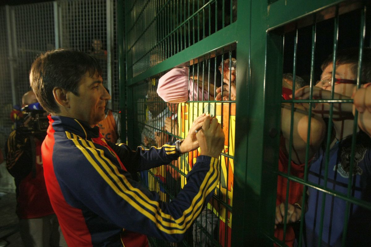 Imagini în oglindă la 14 ani distanță » Același gard, alt selecționer: Mircea Lucescu le-a făcut pe plac fanilor, care au primit cadouri