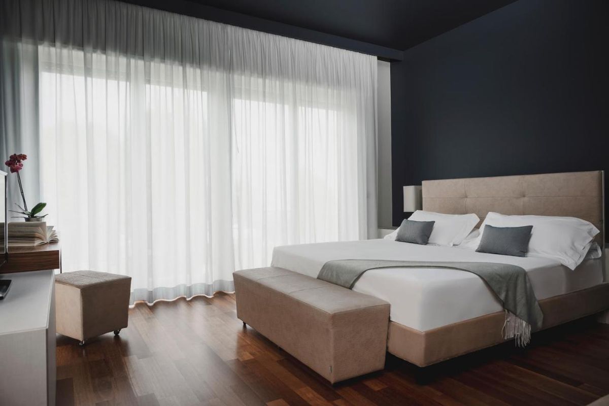 Cât costă cazarea „tricolorilor” la singurul hotel cu SPA din San Marino + Cum arată vestiarul României pe miniarena națională