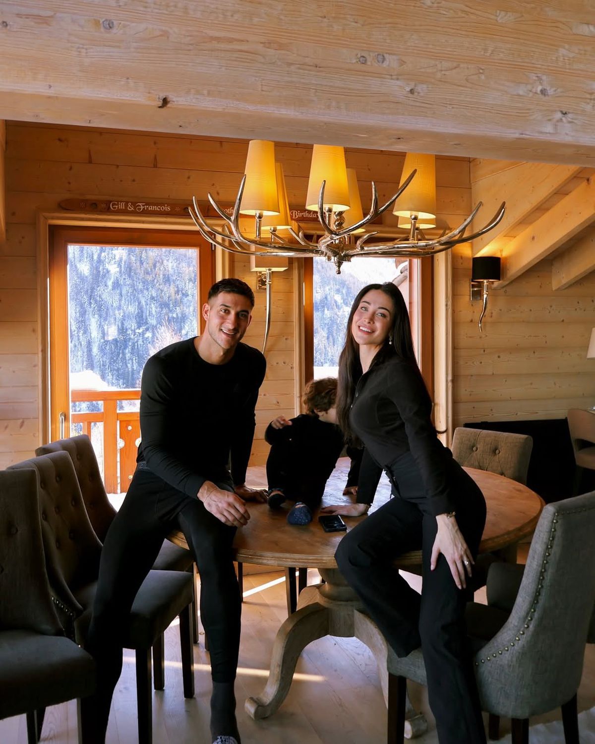 Anna a devenit doctoriță cu acte în regulă și a sărbătorit cu soțul fotbalist: „Nu știam dacă voi termina examenele la timp! Femeilor, visați măreț!”