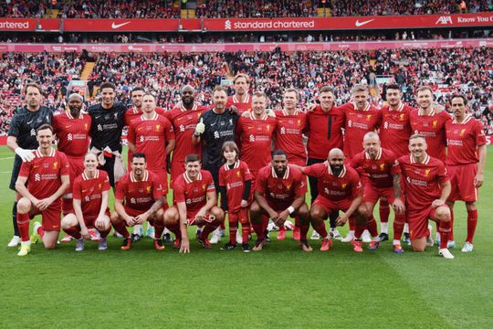 Natasha Dowie a doua din stânga de pe rândul de jos, alături de legendele lui Liverpool / Foto: Facebook Liverpool
