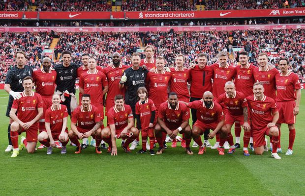 Prima femeie care joacă un meci pentru echipa masculină a legendelor lui Liverpool