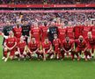 Natasha Dowie a doua din stânga de pe rândul de jos, alături de legendele lui Liverpool / Foto: Facebook Liverpool