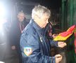 Imagini în oglindă la 14 ani distanță » Același gard, alt selecționer: Mircea Lucescu le-a făcut pe plac fanilor, care au primit cadouri