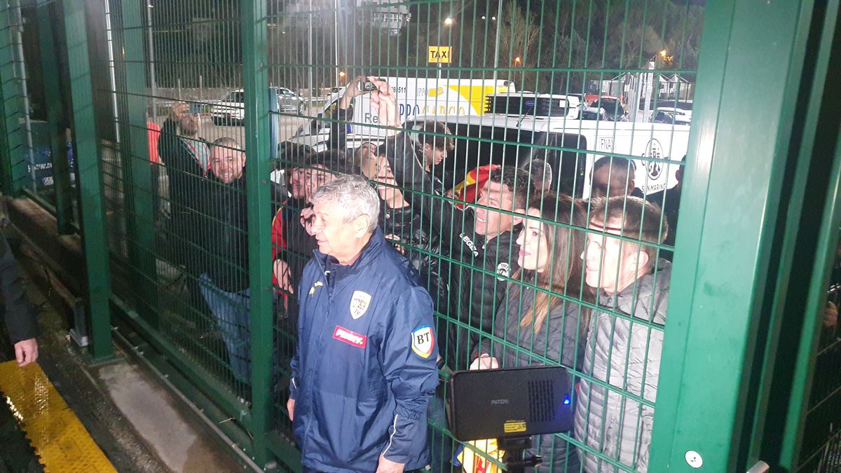 Imagini în oglindă la 14 ani distanță » Același gard, alt selecționer: Mircea Lucescu le-a făcut pe plac fanilor, care au primit cadouri