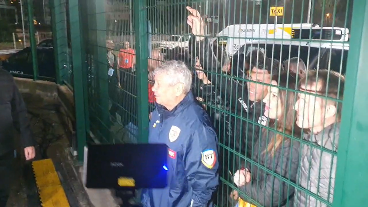 Imagini în oglindă la 14 ani distanță » Același gard, alt selecționer: Mircea Lucescu le-a făcut pe plac fanilor, care au primit cadouri