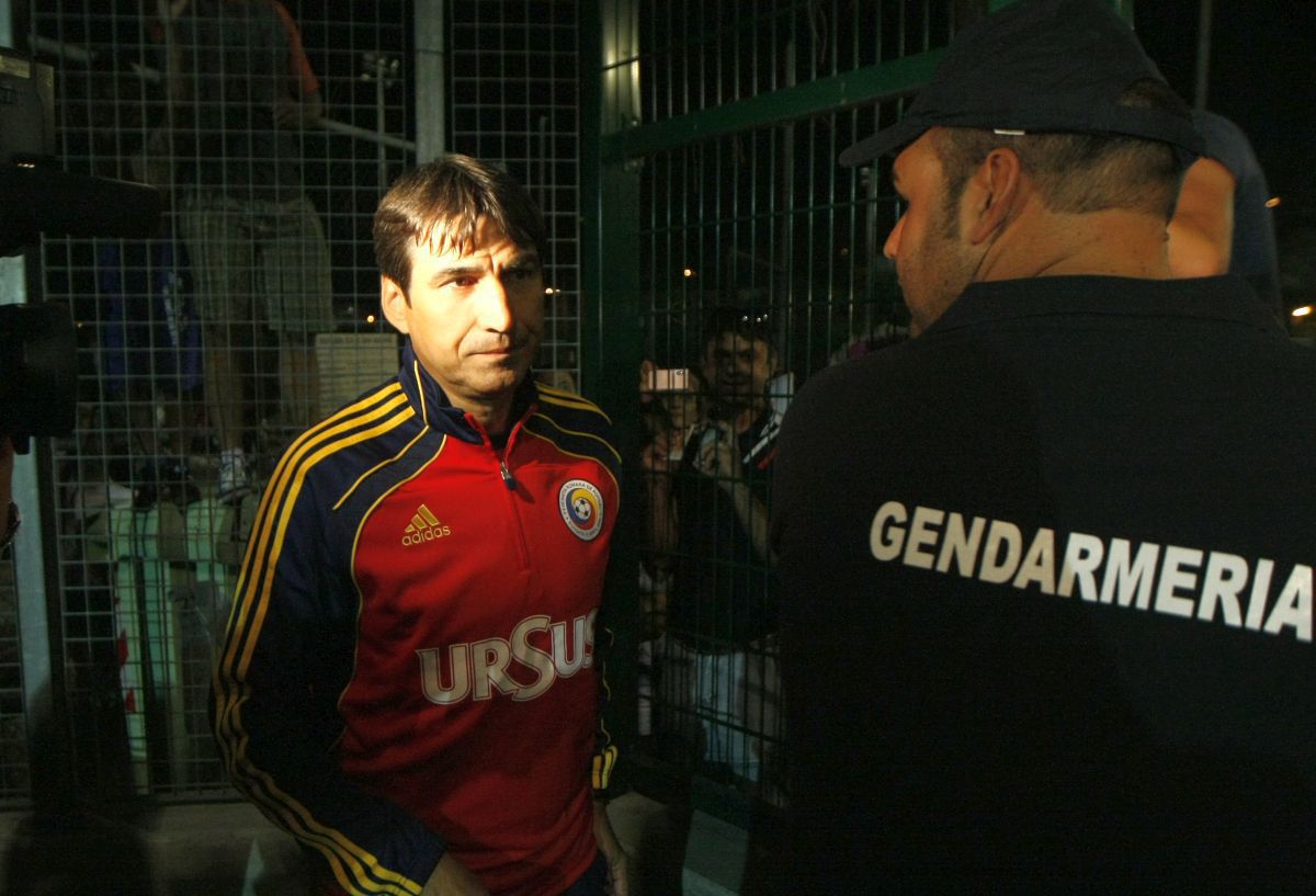 Imagini în oglindă la 14 ani distanță » Același gard, alt selecționer: Mircea Lucescu le-a făcut pe plac fanilor, care au primit cadouri