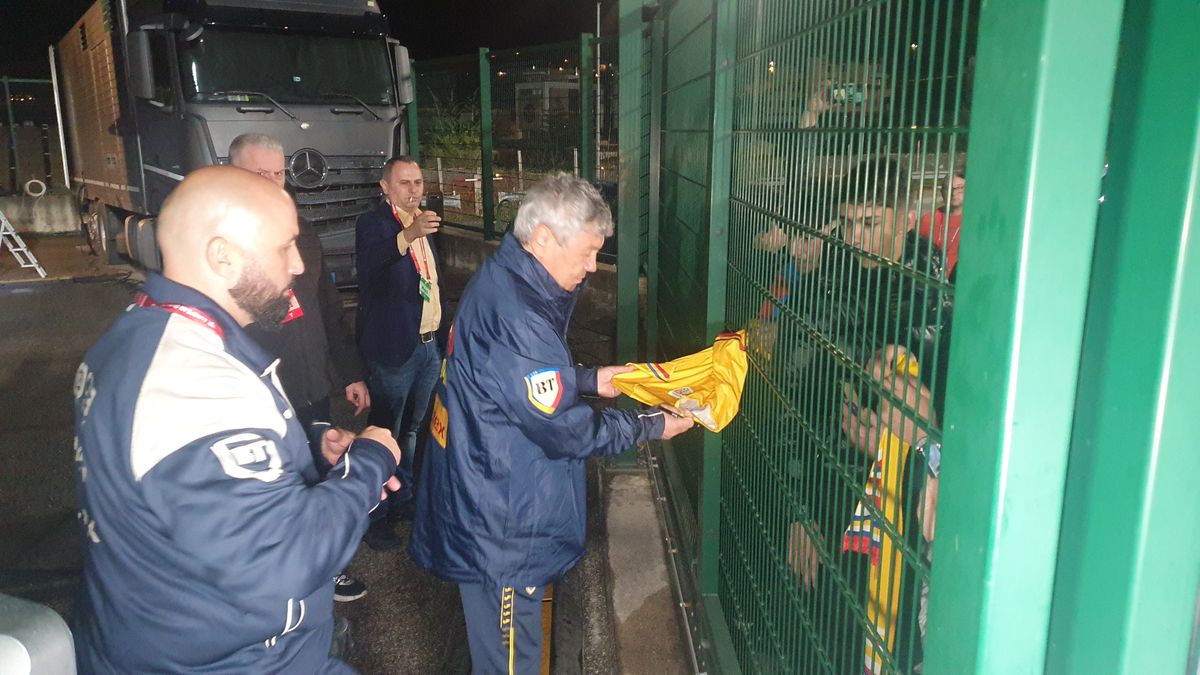 Imagini în oglindă la 14 ani distanță » Același gard, alt selecționer: Mircea Lucescu le-a făcut pe plac fanilor, care au primit cadouri