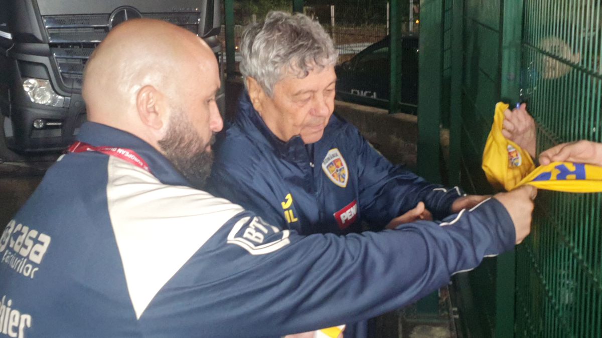 Imagini în oglindă la 14 ani distanță » Același gard, alt selecționer: Mircea Lucescu le-a făcut pe plac fanilor, care au primit cadouri