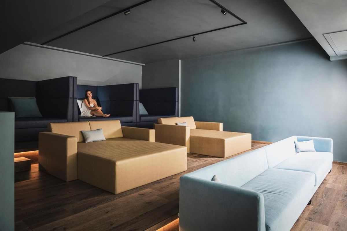 Cât costă cazarea „tricolorilor” la singurul hotel cu SPA din San Marino + Cum arată vestiarul României pe miniarena națională