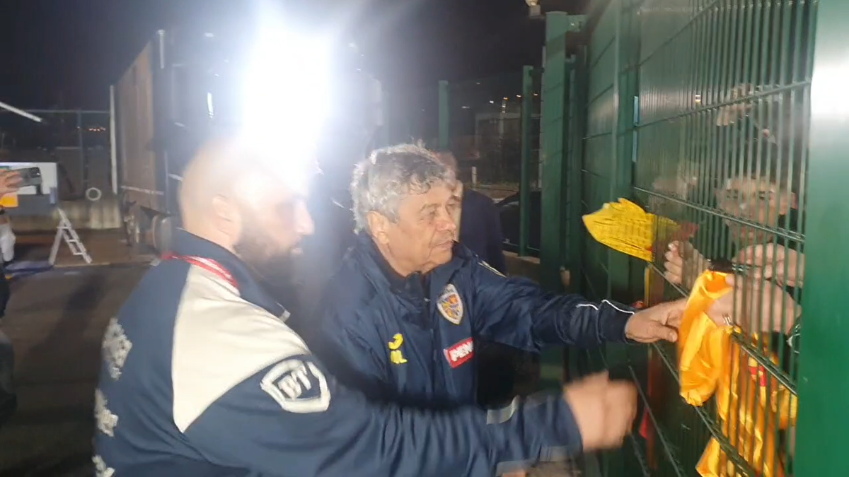 Imagini în oglindă la 14 ani distanță » Același gard, alt selecționer: Mircea Lucescu le-a făcut pe plac fanilor, care au primit cadouri