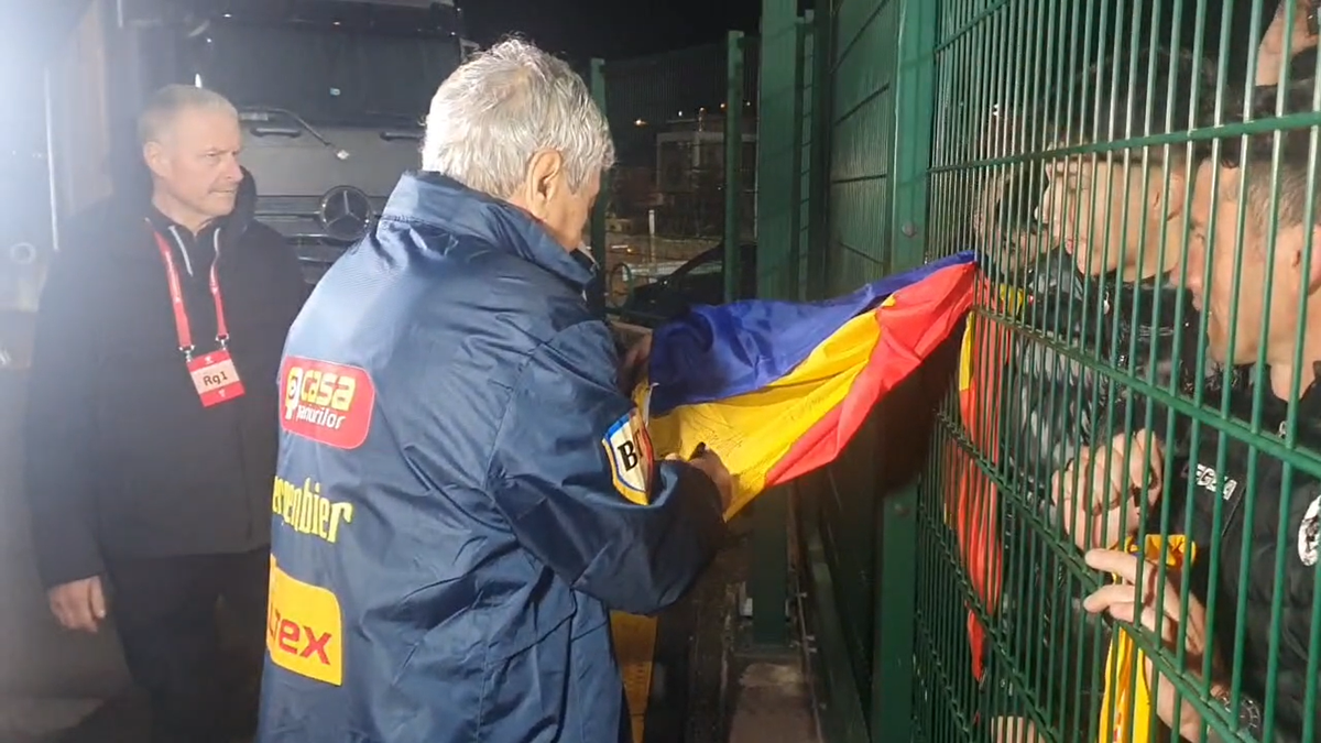 Imagini în oglindă la 14 ani distanță » Același gard, alt selecționer: Mircea Lucescu le-a făcut pe plac fanilor, care au primit cadouri