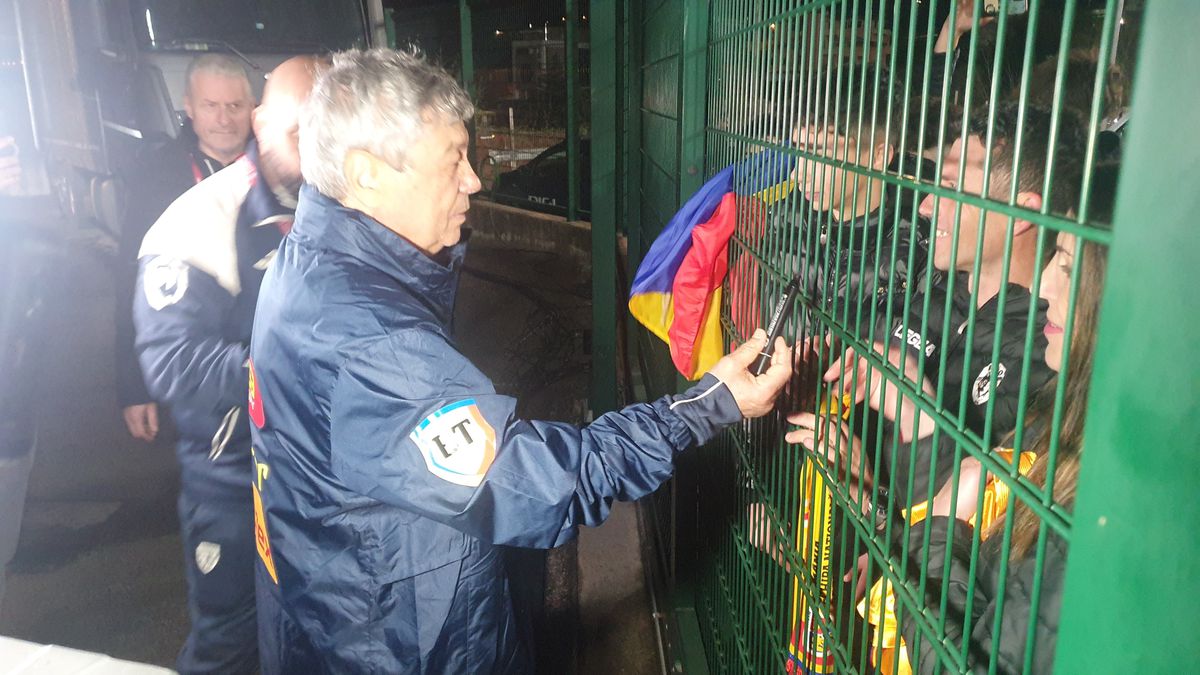 Imagini în oglindă la 14 ani distanță » Același gard, alt selecționer: Mircea Lucescu le-a făcut pe plac fanilor, care au primit cadouri