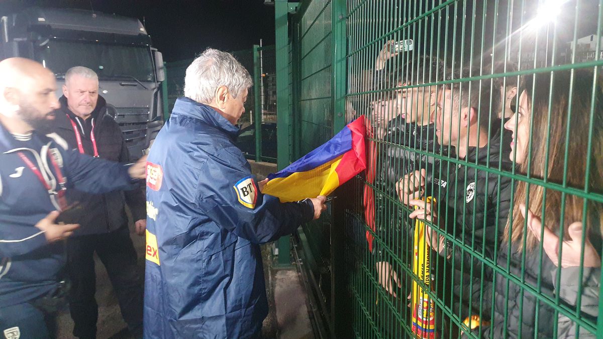 Imagini în oglindă la 14 ani distanță » Același gard, alt selecționer: Mircea Lucescu le-a făcut pe plac fanilor, care au primit cadouri