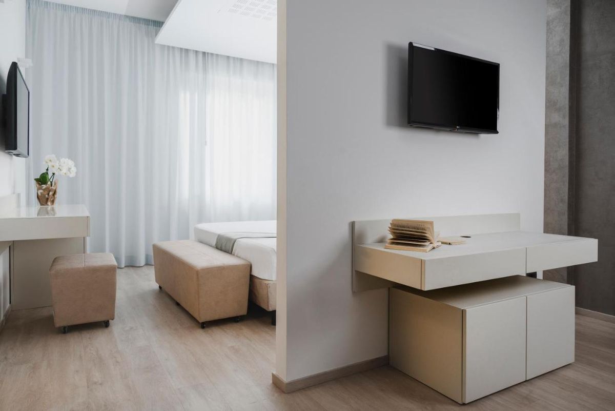 Cât costă cazarea „tricolorilor” la singurul hotel cu SPA din San Marino + Cum arată vestiarul României pe miniarena națională