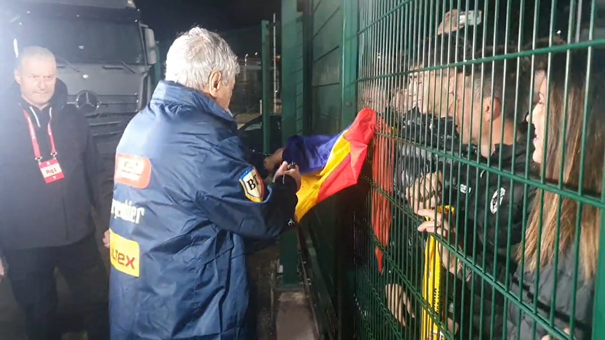 Imagini în oglindă la 14 ani distanță » Același gard, alt selecționer: Mircea Lucescu le-a făcut pe plac fanilor, care au primit cadouri