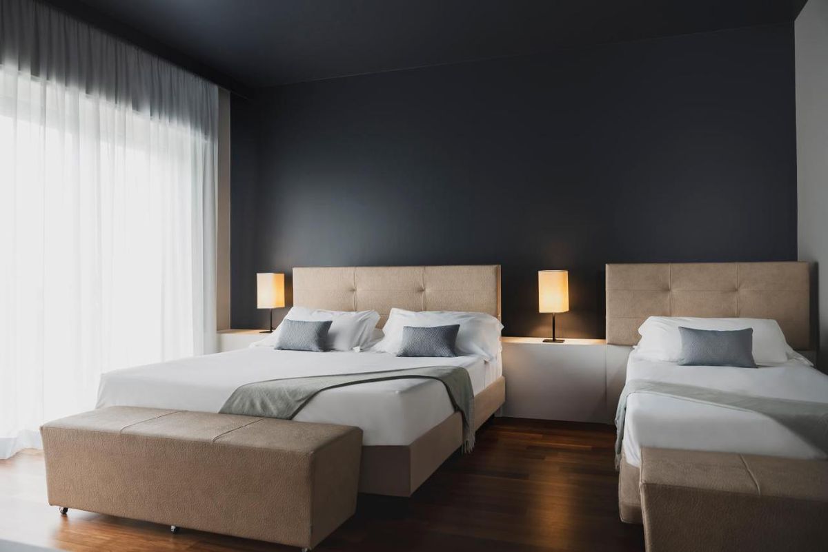 Cât costă cazarea „tricolorilor” la singurul hotel cu SPA din San Marino + Cum arată vestiarul României pe miniarena națională