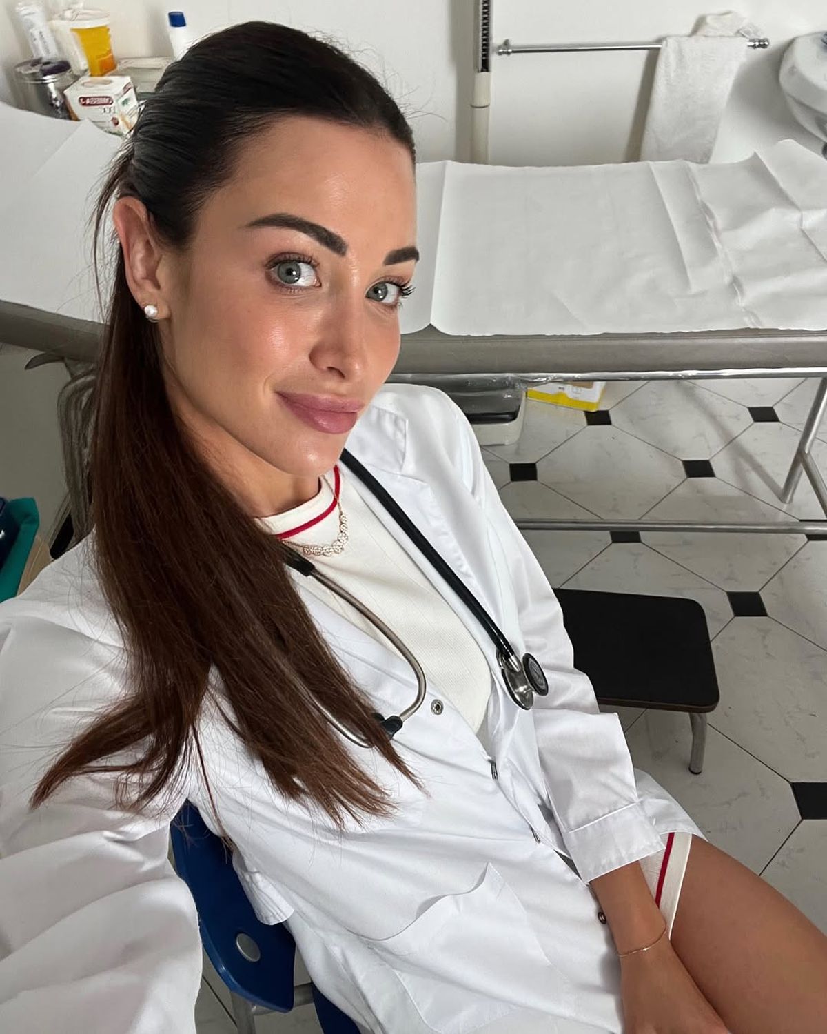 Anna a devenit doctoriță cu acte în regulă și a sărbătorit cu soțul fotbalist: „Nu știam dacă voi termina examenele la timp! Femeilor, visați măreț!”