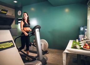 Cât costă cazarea „tricolorilor” la singurul hotel cu SPA din San Marino + Cum arată vestiarul României pe miniarena națională