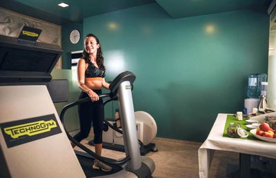 Cât costă cazarea „tricolorilor” la singurul hotel cu SPA din San Marino + Cum arată vestiarul României pe miniarena națională