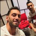 Hakan Calhanoglu (stânga) și Irfan Can Kahveci (dreapta), în noul echipament al Turciei / Sursă foto: Instagram