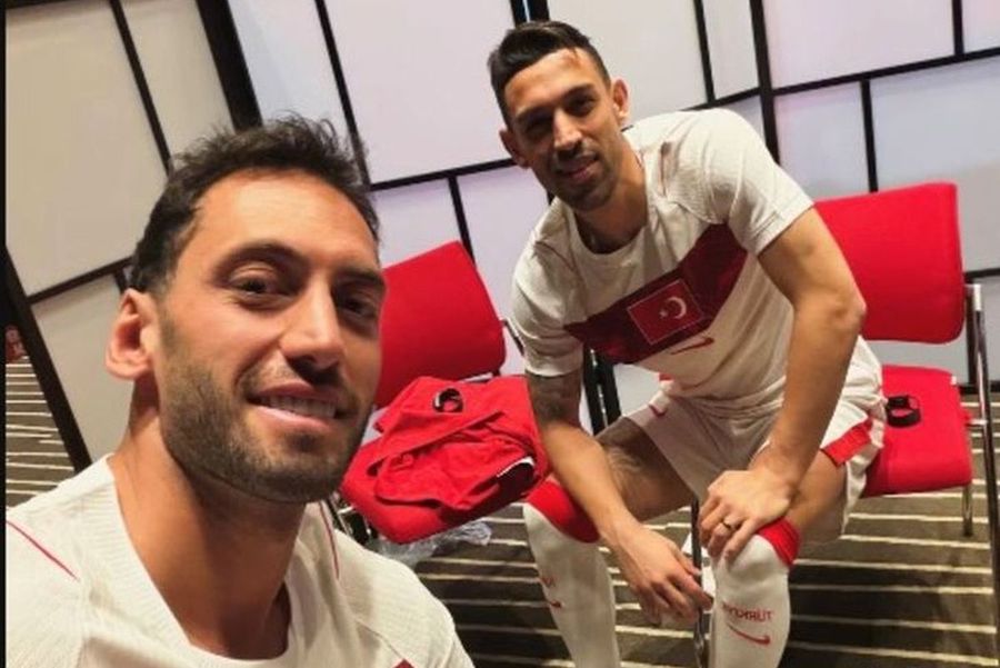 Hakan Calhanoglu (stânga) și Irfan Can Kahveci (dreapta), în noul echipament al Turciei / Sursă foto: Instagram Calhanoglu acuză: „Poate fi dezvantajos în Europa să ai pașaport turcesc! Nu ni se recunoaște valoarea mereu”