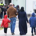 O familie de imigranți merge înspre un oficiu de înregistrare, în 2023, în Eisenhuettenstadt, foto: Guliver/gettyimages