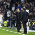 Vinicius celebrează în dreptul lui Simeone, antrenorul lui Atletico se plânge arbitrului de rezervă / Foto: Imago