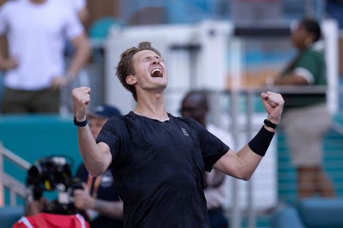 Sebastian Korda sărbătorind victoria în fața lui Carlos Alcaraz la Miami Foto: Imago Images