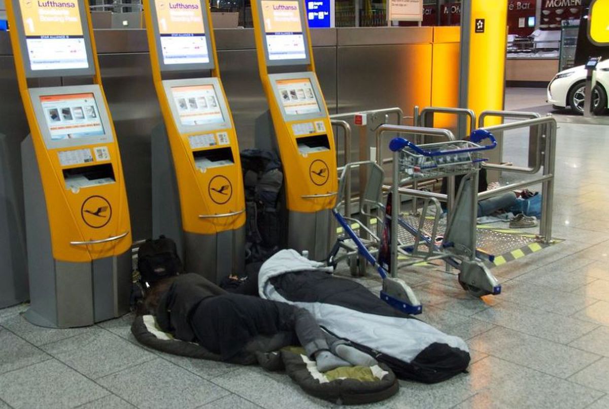 „The Terminal” reloaded » Blocați în aeroport, 3 fotbaliști dorm pe jos și mănâncă de două ori pe zi!